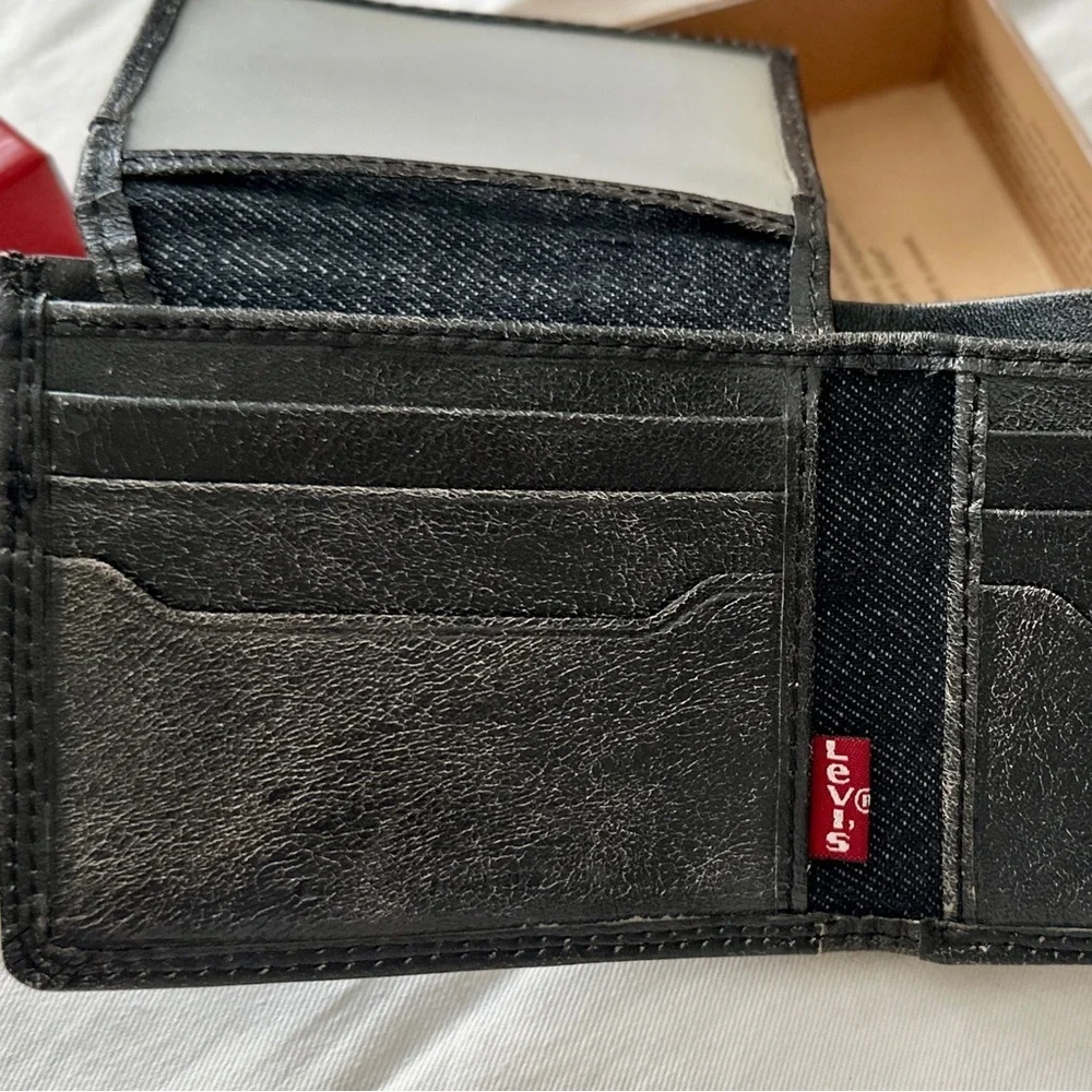 NIB Levi's Classic Black Leather Bifold Wallet with RFID protection 4.5”X 3.5”